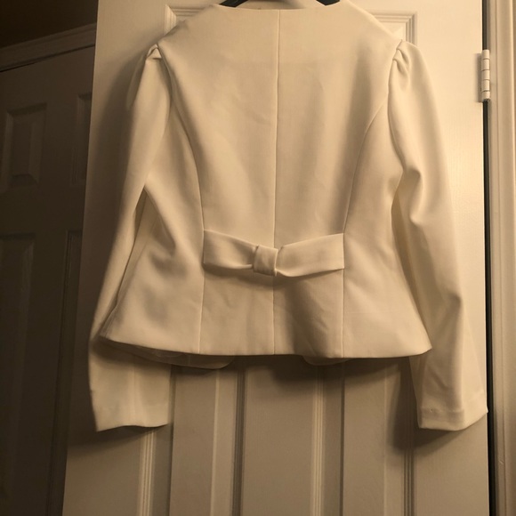 Never Worn White Open Jacket with Ruched Shoulders - Picture 3 of 3
